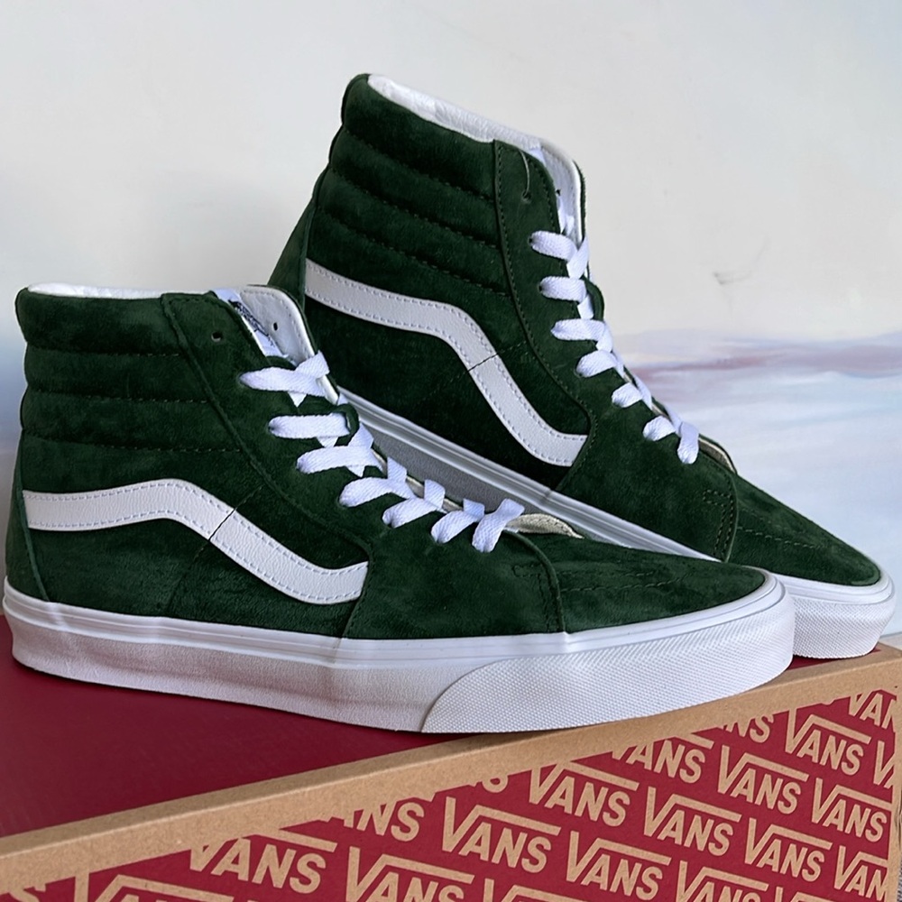 Vans Men’s Sk8-Hi
Pig Suede Douglas Fir
VN0007NSBXU
Sneakers - Picture 7 of 16